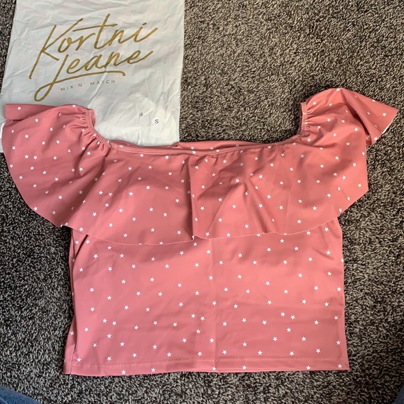 Brand new Kortni Jeane ruffled around top - Picture 3 of 5